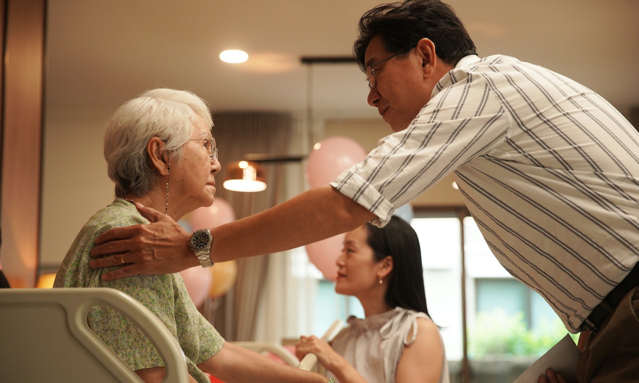 ばあちゃんと僕の約束」場面写真 - お前も遺産目当てかい？祖母と孫が