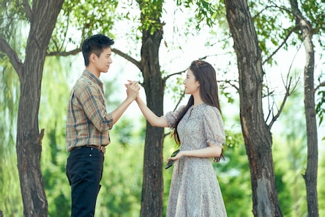 左からリー・シエン（李現）演じる謝之遥（シエ・ジーヤオ）、リウ・イーフェイ（劉亦菲）演じる許紅豆（シュー・ホンドウ）