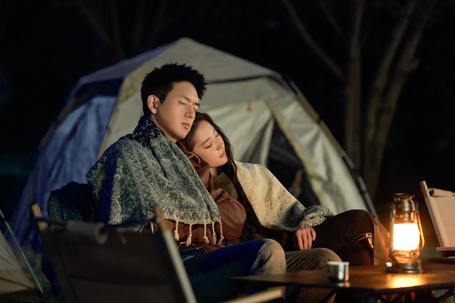 左からリウ・イーフェイ（劉亦菲）演じる許紅豆（シュー・ホンドウ）、リー・シエン（李現）演じる謝之遥（シエ・ジーヤオ）
