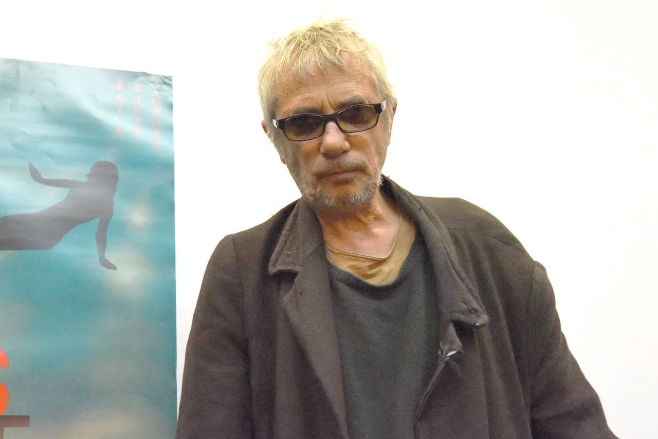 レオス・カラックス「IT'S NOT ME」は犬や娘に囲まれながら制作、原動力にも言及