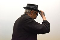 帽子をかぶり、ステージをあとにするレオス・カラックス