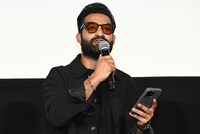 スマートフォンのメモを見ながら日本語で挨拶するN・T・ラーマ・ラオ・Jr.