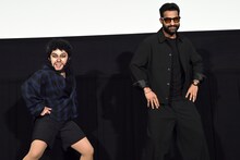 左から踊るキンタロー。とN・T・ラーマ・ラオ・Jr.