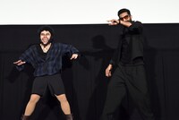 左から踊るキンタロー。とN・T・ラーマ・ラオ・Jr.