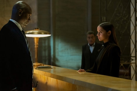 「バレリーナ：The World of John Wick」より、ランス・レディック演じるシャロン（左）