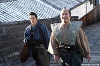 TOS開局55周年記念時代劇ドラマ「はぐれ鴉」より、大分・杵築市の酢屋の坂で撮影されたシーン