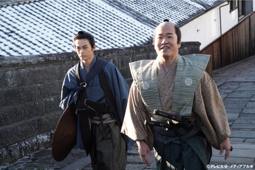 TOS開局55周年記念時代劇ドラマ「はぐれ鴉」より、大分・杵築市の酢屋の坂で撮影されたシーン