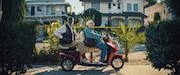 「テルマがゆく! 93歳のやさしいリベンジ」より、左からベン(リチャード・ラウンドトゥリー)、テルマ(ジューン・スキッブ)