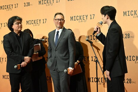 ポン・ジュノ（左）に質問する町田啓太（右）