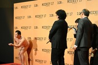 とにかく明るい安村（左）が“サムギョプサル全裸ポーズ”を披露する様子