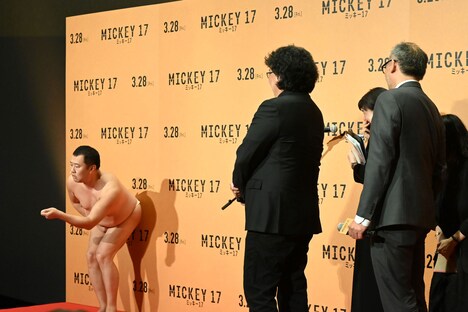 とにかく明るい安村（左）が“サムギョプサル全裸ポーズ”を披露する様子