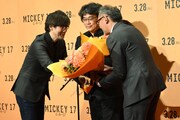 花束を贈呈する山崎貴（左）