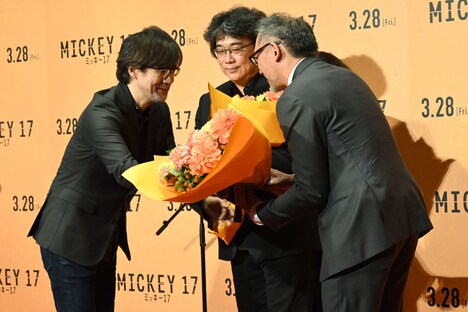 花束を贈呈する山崎貴（左）