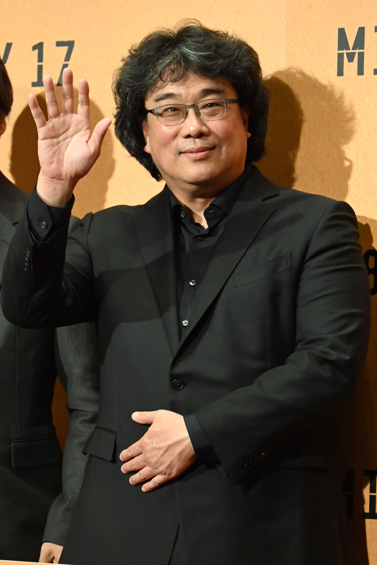 ファンに手を振るポン・ジュノ