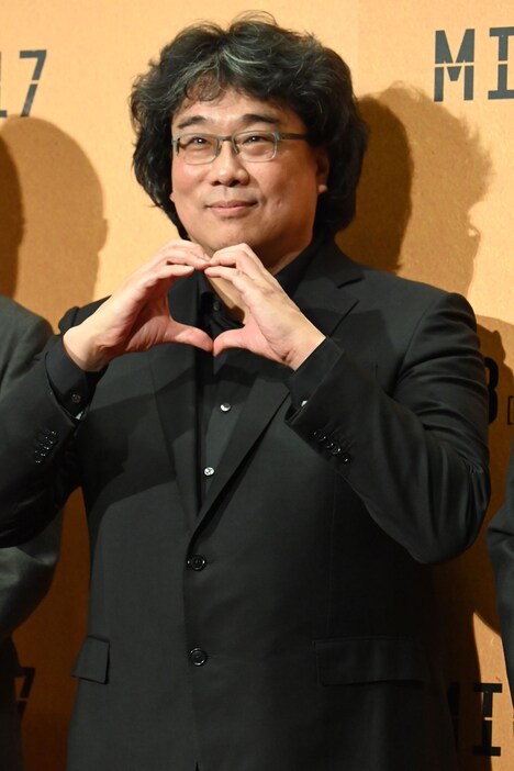 ファンのリクエストに応えてハートを作るポン・ジュノ