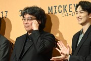ファンのリクエストに応えてハートを作るポン・ジュノ（左）