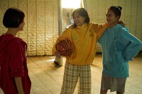 「片思い世界」メイキング写真より、夜のバスケシーンで笑顔を見せる杉咲花（左）、広瀬すず（中央）、清原果耶（右）