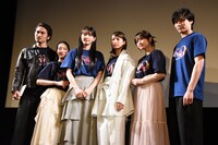 左から高木勝也、谷口布実、宮原華音、山田姫奈、桃月なしこ、寺坂頼我