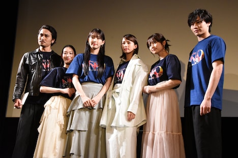 左から高木勝也、谷口布実、宮原華音、山田姫奈、桃月なしこ、寺坂頼我