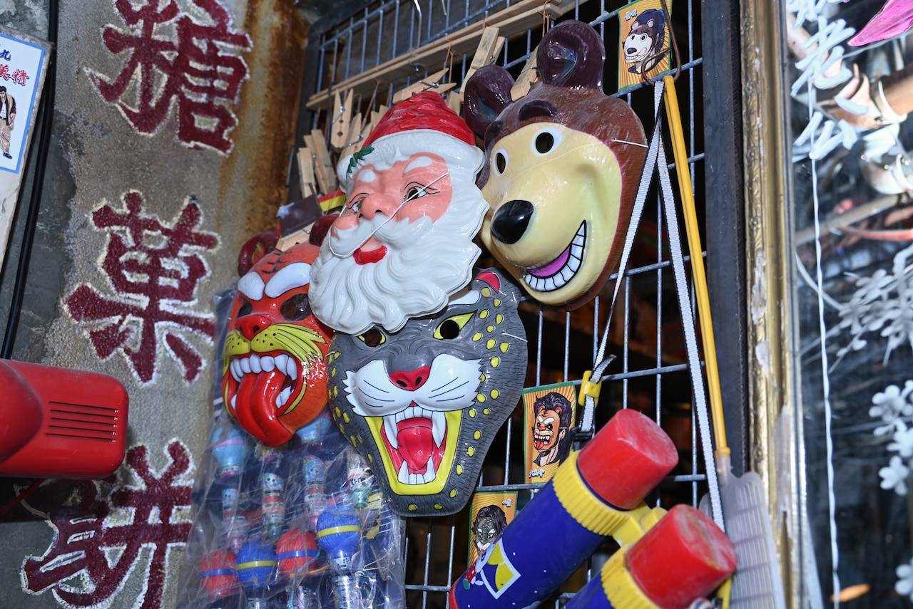 駄菓子屋で売られているお面。陳洛軍、信一、十二少、四仔は変装して悪人を成敗したことをきっかけに、仲を深めていく