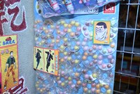 陳洛軍が敵討ちの際に変装のために購入した眼鏡型のマーブルチョコ