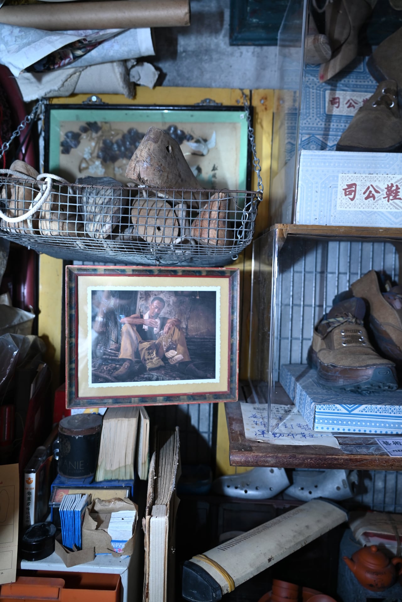 靴の展示エリアには陳洛軍の写真が