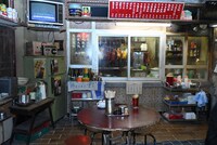 特ににぎわっていた食堂のセット。写真左上には、九龍城砦の住人たちが囲んでいたテレビがある