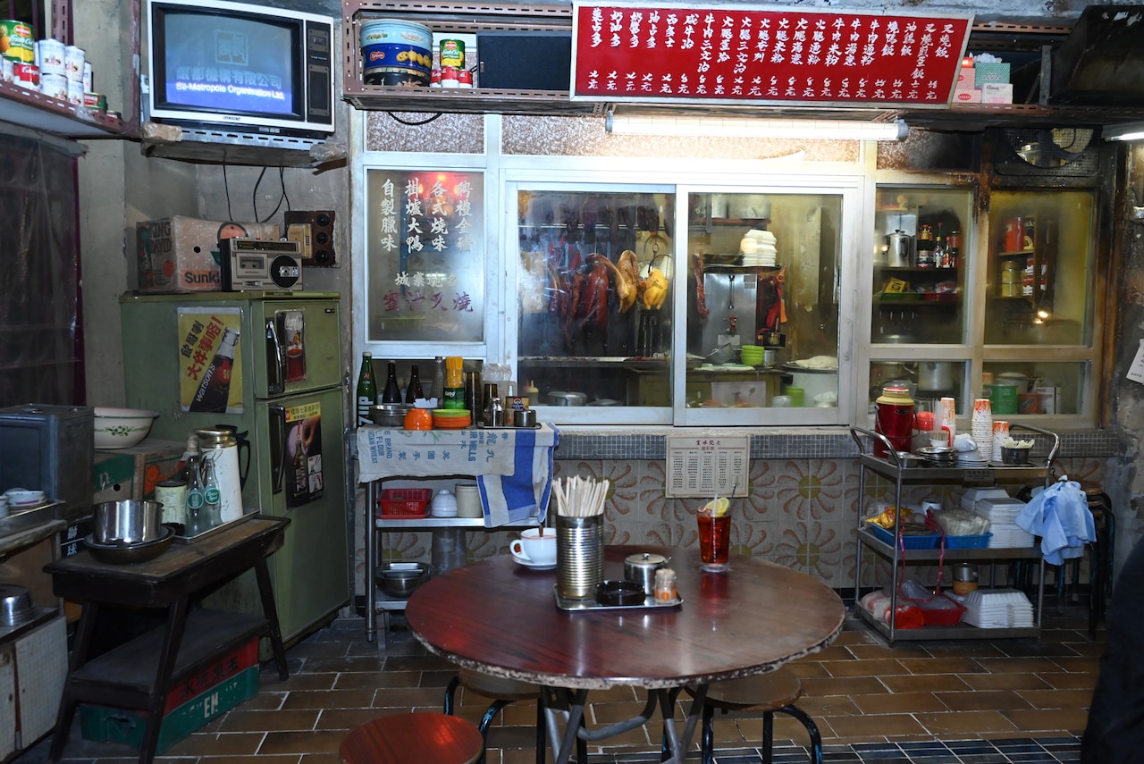 特ににぎわっていた食堂のセット。写真左上には、九龍城砦の住人たちが囲んでいたテレビがある