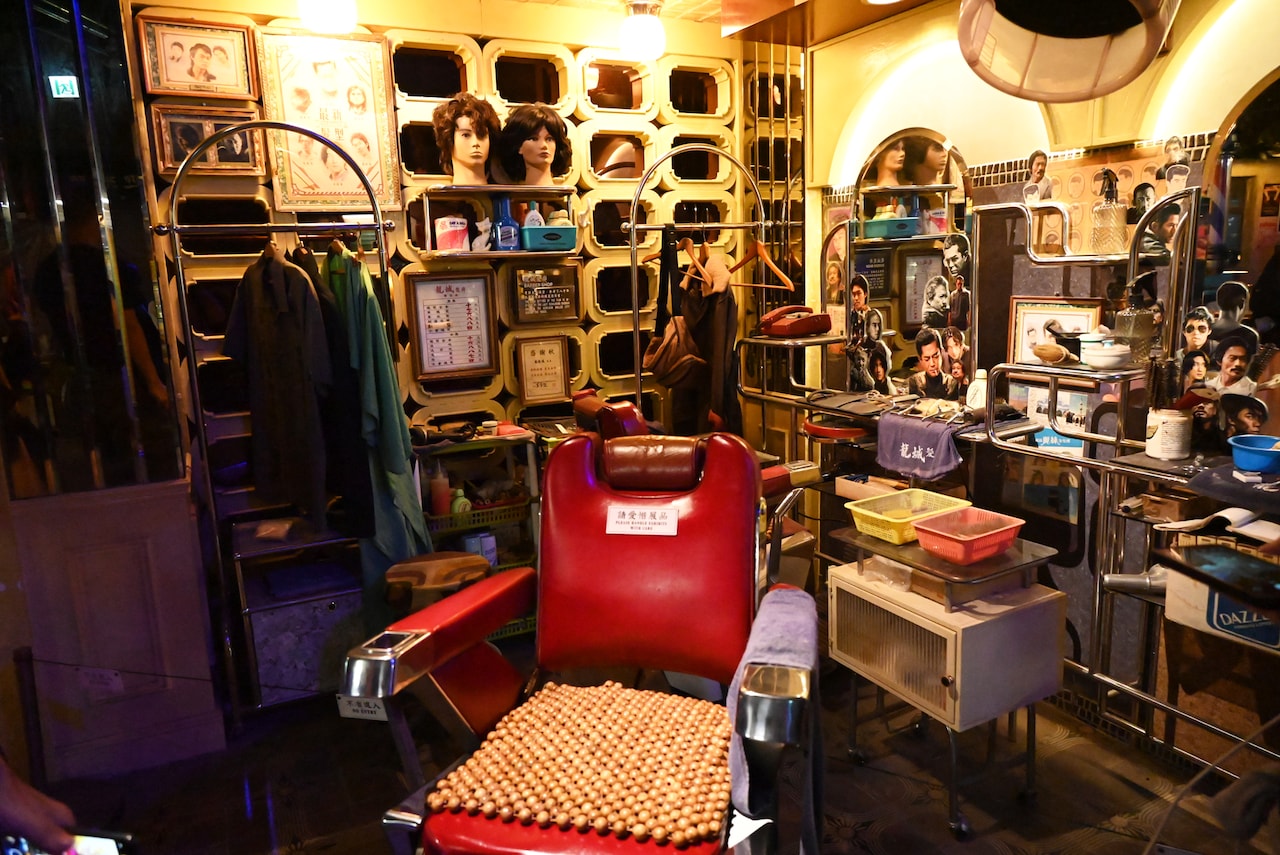 理髪店のセット。手前のイスに座り写真を撮る人が多かった