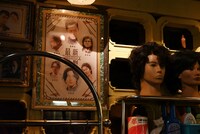 最新のヘアスタイルを紹介するポスター。映画のキャラクターたちがイラストで描かれている