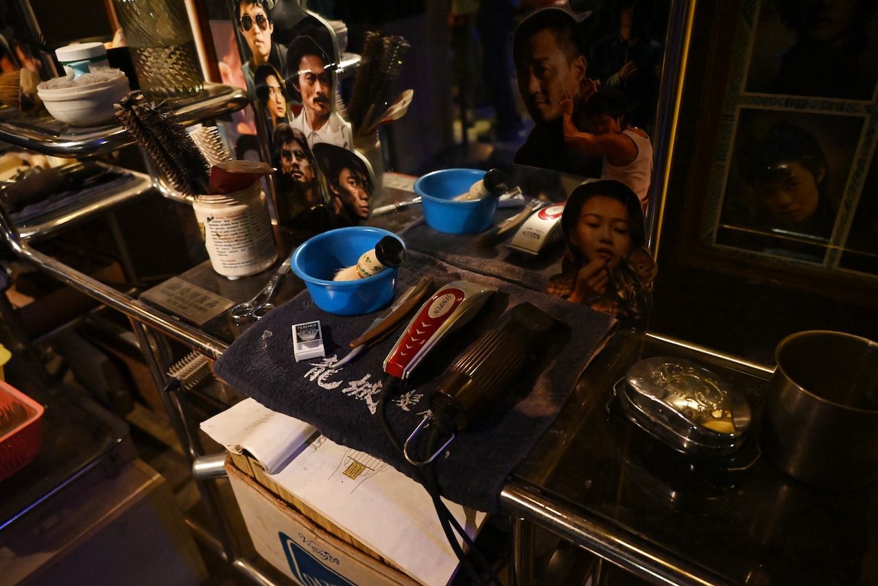 机の上に並べられた散髪道具