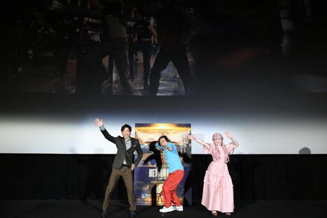 ダンスする永野（中央）、織田信成（左）、おじゃす（右）