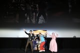 ダンスする永野(中央)、織田信成(左)、おじゃす(右)