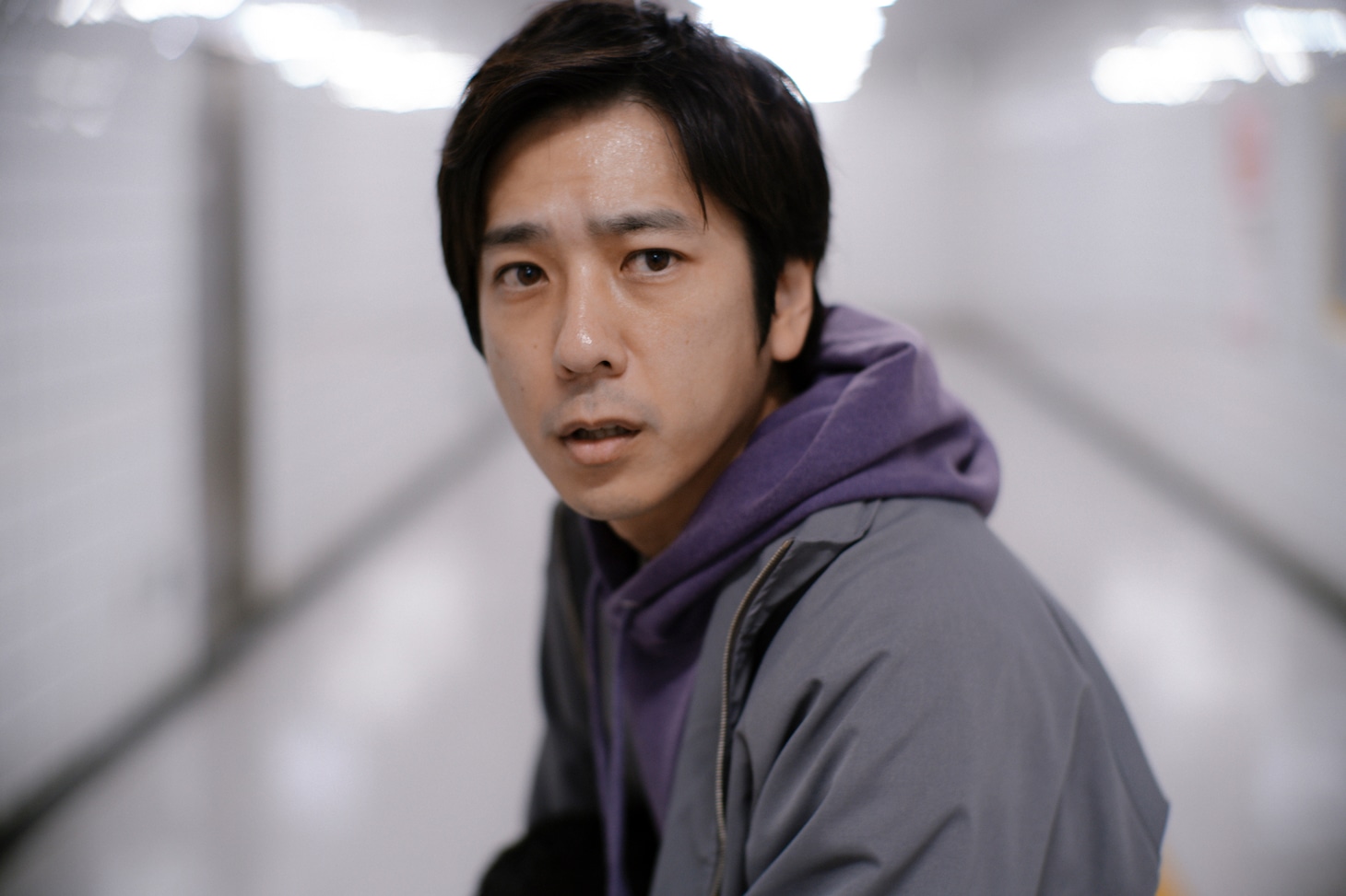 映画「8番出口」より、二宮和也が演じる“迷う男”
