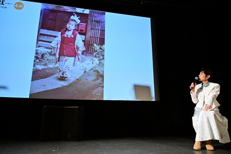 本作を観て祖父の家の記憶がよみがえったという鈴木保奈美。イベントではその門前で撮った七五三の写真を披露した
