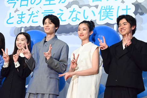 左から伊東蒼、萩原利久、河合優実、黒崎煌代