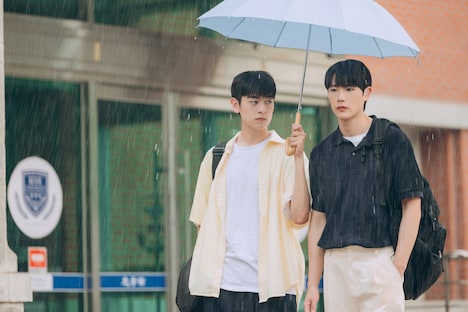「天気予報のような恋愛～A Breeze of Love～」より、イ・ドヒョン（左）とパン・ドンウク（右）