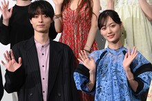 「山田くんとLv999の恋をする」公開記念舞台挨拶の様子。左から作間龍斗、山下美月