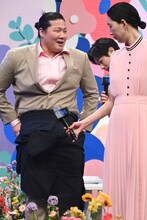 衣装が破れたためジャケットを巻いて再登壇した一ノ瀬ワタル（左）