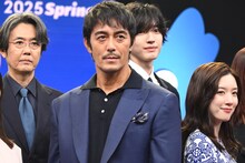 左から岡部たかし、阿部寛、道枝駿佑、永野芽郁