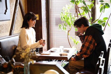 左から深川麻衣、戸塚純貴