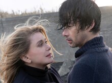 「SPIRIT WORLD -スピリットワールド-」より、左からカトリーヌ・ドヌーヴ演じるクレア、竹野内豊演じるハヤト