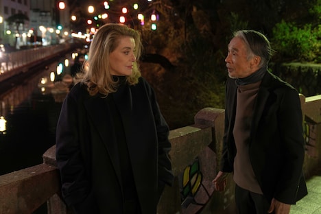 「SPIRIT WORLD -スピリットワールド-」より、左からカトリーヌ・ドヌーヴ演じるクレア、堺正章演じるユウゾウ