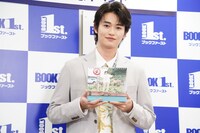 お気に入りのカットを見せる西垣匠