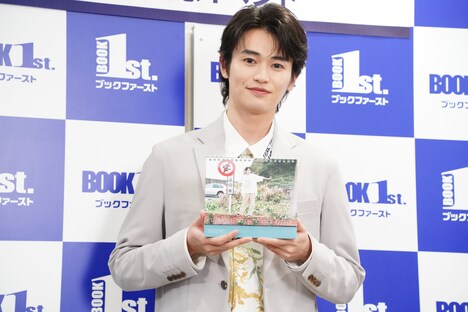 お気に入りのカットを見せる西垣匠