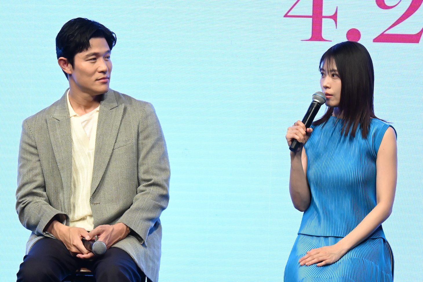 左から鈴木亮平、有村架純
