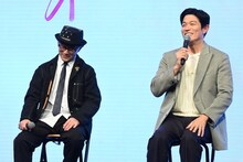 左から前田哲、鈴木亮平