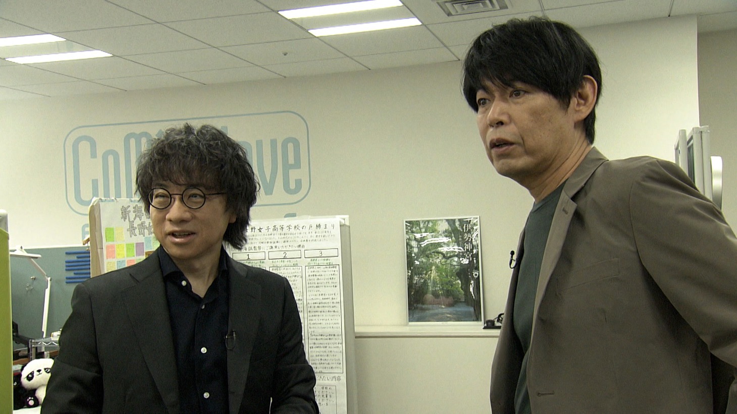 「スイッチインタビュー」より、新海誠（左）と坂元裕二（右）