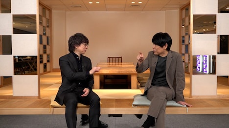 「スイッチインタビュー」より、新海誠（左）と坂元裕二（右）