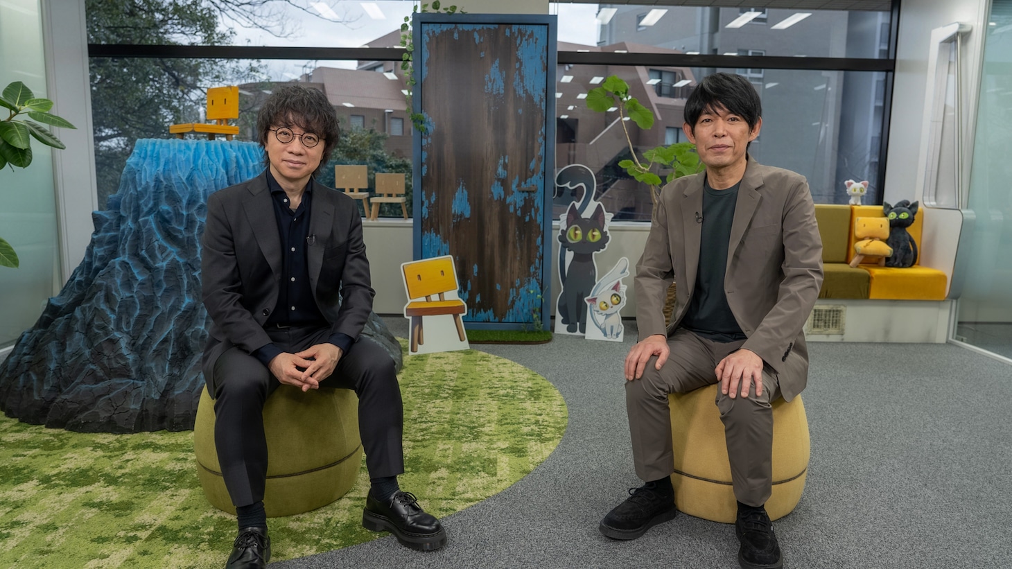 「スイッチインタビュー」より、新海誠（左）と坂元裕二（右）